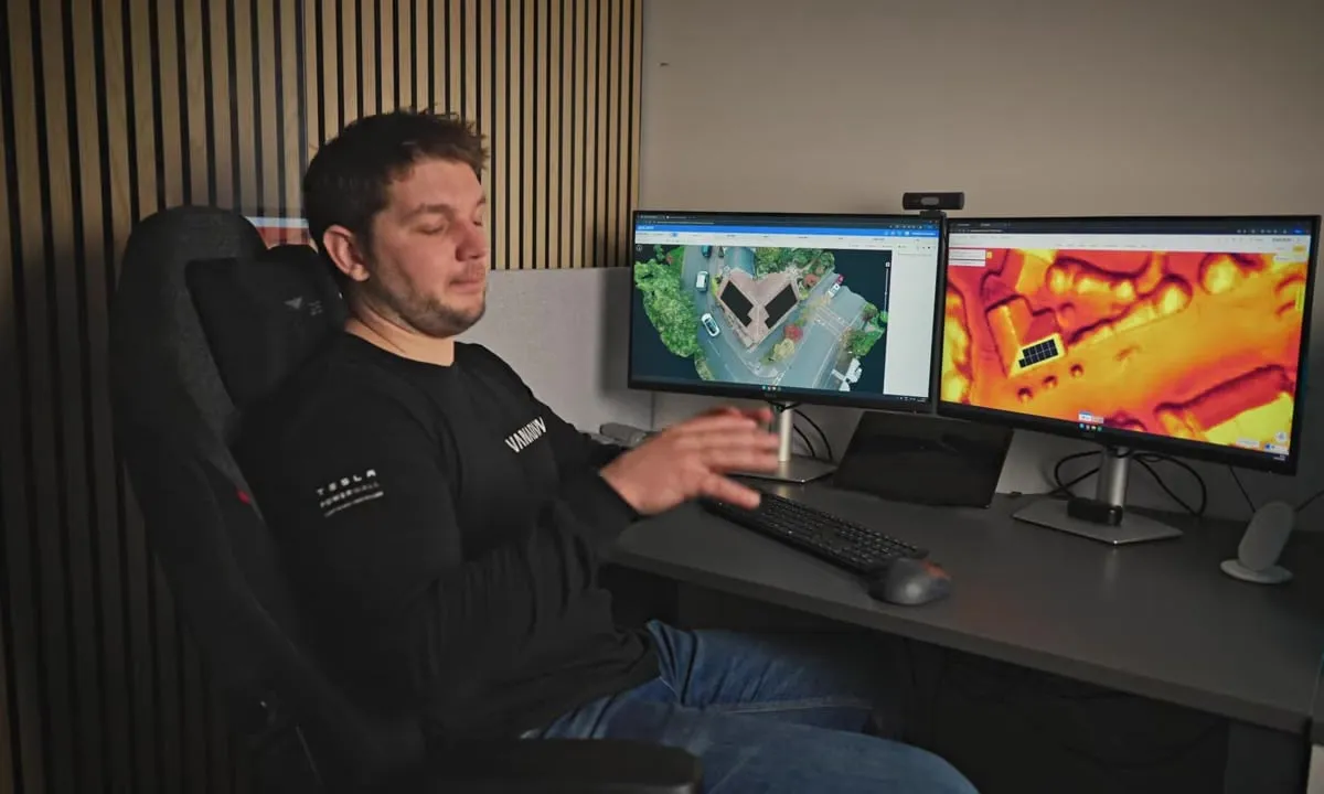 Tom from Vanadium walking through a 3D roof model and its shading map on two screens